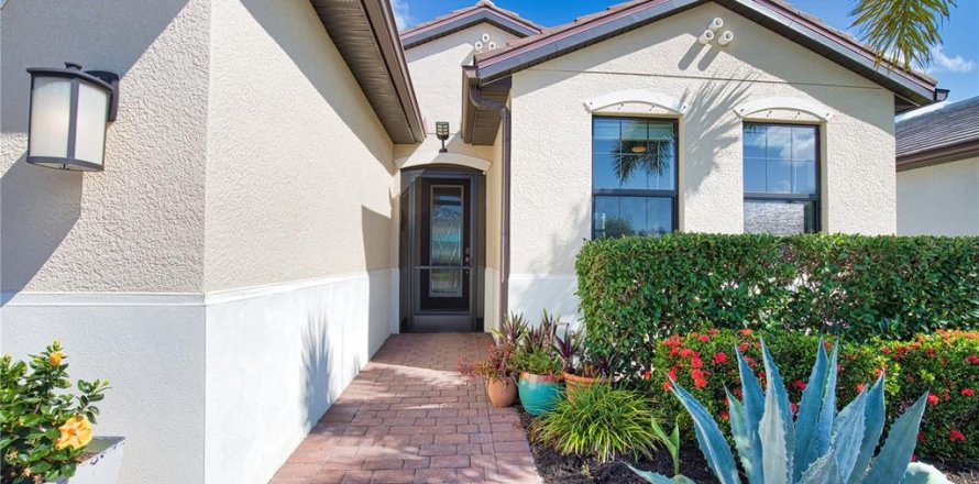 House in Venice, Florida 3 bedrooms, 152.17 sq.m. № 2215860