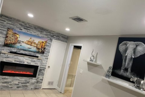 Casa en venta en Hollywood, Florida, 4 dormitorios, 148.18 m2 № 1939081 - foto 3