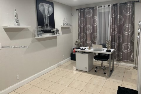 Casa en venta en Hollywood, Florida, 4 dormitorios, 148.18 m2 № 1939081 - foto 4