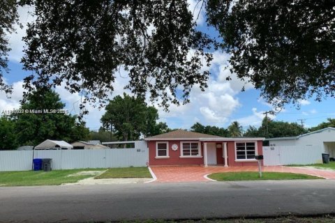 Casa en venta en Hollywood, Florida, 4 dormitorios, 148.18 m2 № 1939081 - foto 1