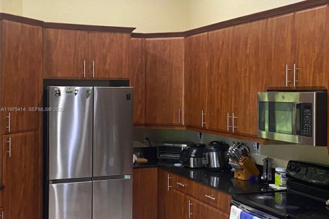 Дом в Хомстед, Флорида 4 спальни, 221.2м2 № 2038206