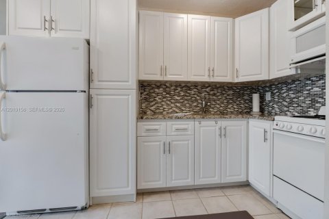 Condominio en alquiler en Miami, Florida, 32.7 m2 № 2076068 - foto 4