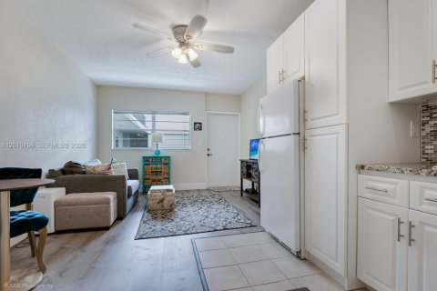 Condominio en alquiler en Miami, Florida, 32.7 m2 № 2076068 - foto 3