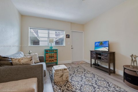 Condominio en alquiler en Miami, Florida, 32.7 m2 № 2076068 - foto 2