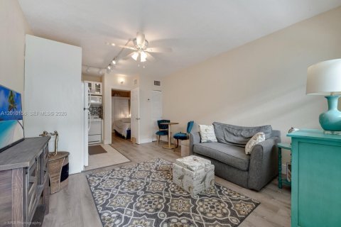 Estudio en el Condominio en Miami, Florida  № 2076068