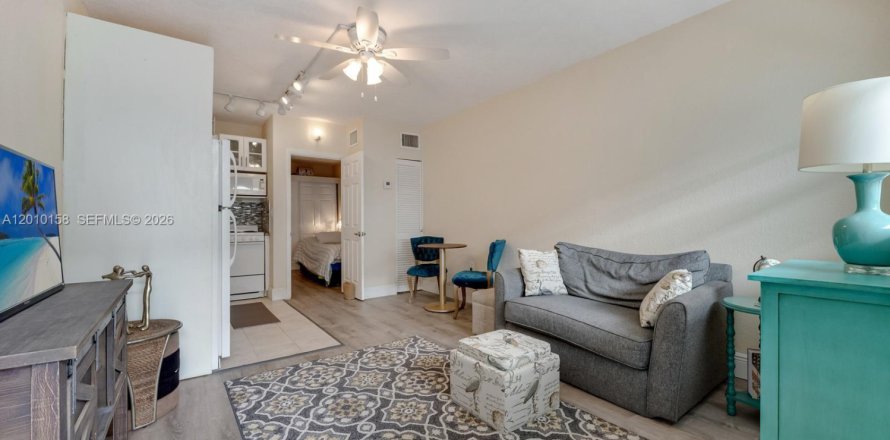 Estudio en el Condominio en Miami, Florida  № 2076068
