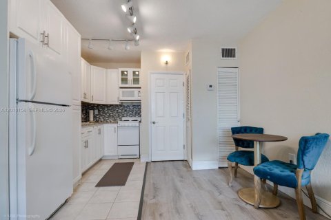 Condominio en alquiler en Miami, Florida, 32.7 m2 № 2076068 - foto 5