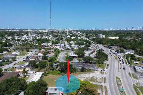 Commercial property in West Park, Florida № 1728744 - photo 1