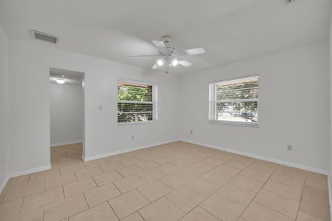 Condo in St. Lucie, Florida, 2 bedrooms № 2191164 - photo 15