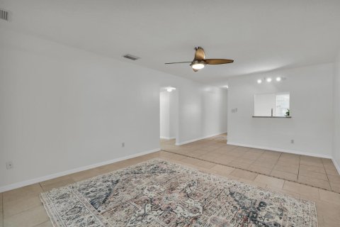 Condo in St. Lucie, Florida, 2 bedrooms № 2191164 - photo 10