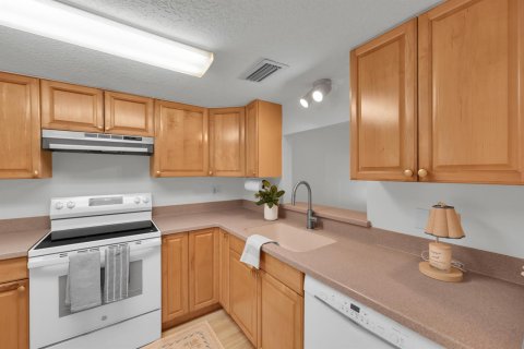 Condo in St. Lucie, Florida, 2 bedrooms № 2191164 - photo 4