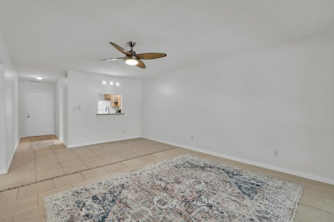 Condo in St. Lucie, Florida, 2 bedrooms № 2191164 - photo 11