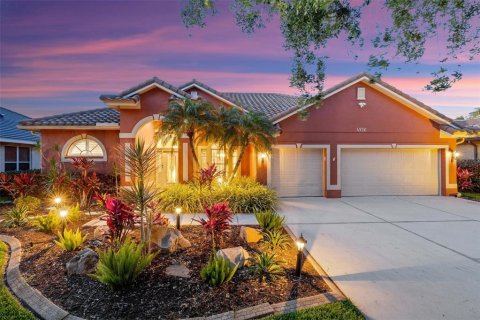 House in Sarasota, Florida 4 bedrooms, 239.22 sq.m. № 1631341 - photo 1