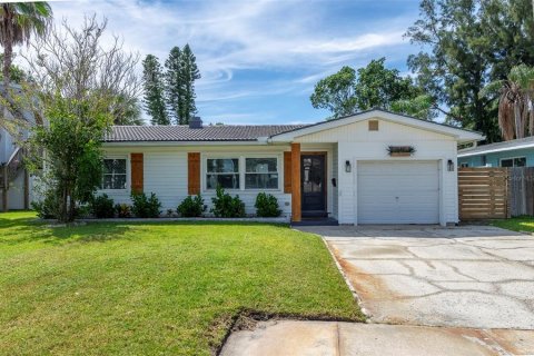 House in Saint Petersburg, Florida 2 bedrooms, 115.94 sq.m. № 2398803