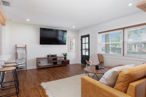 House in Saint Petersburg, Florida 2 bedrooms, 115.94 sq.m. № 2398803 - photo 4