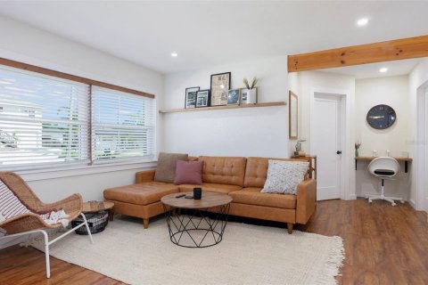House in Saint Petersburg, Florida 2 bedrooms, 115.94 sq.m. № 2398803 - photo 6