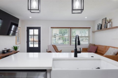 House in Saint Petersburg, Florida 2 bedrooms, 115.94 sq.m. № 2398803 - photo 5