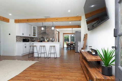 House in Saint Petersburg, Florida 2 bedrooms, 115.94 sq.m. № 2398803 - photo 2