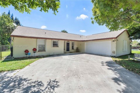 House in West Palm Beach, Florida 3 bedrooms, 175.12 sq.m. № 2075385