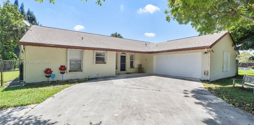 House in West Palm Beach, Florida 3 bedrooms, 175.12 sq.m. № 2075385