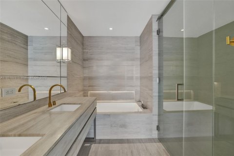 Condominio en venta en Sunny Isles Beach, Florida, 3 dormitorios, 210.98 m2 № 1980019 - foto 12