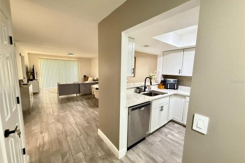 Condo in Dunedin, Florida, 2 bedrooms № 2117437 - photo 16
