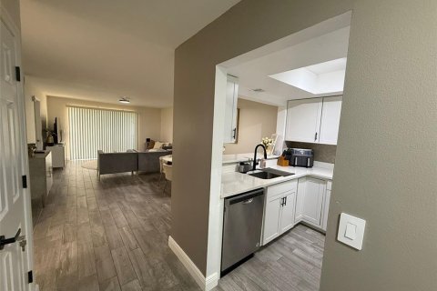 Condo in Dunedin, Florida, 2 bedrooms № 2117437 - photo 14
