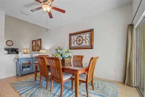 Купить таунхаус в Хомстед, Флорида 3 спальни, 179.49м2, № 2066979 - фото 9