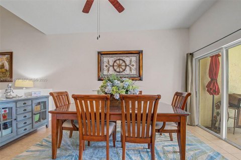 Купить таунхаус в Хомстед, Флорида 3 спальни, 179.49м2, № 2066979 - фото 10