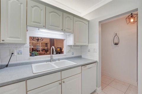 Condo in Lauderdale Lakes, Florida, 2 bedrooms  № 1811562 - photo 13