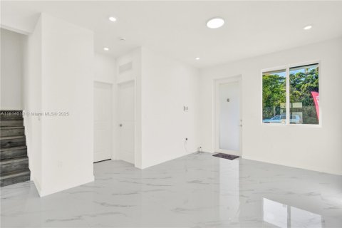 Townhouse in Miami, Florida 5 bedrooms № 1972018 - photo 8