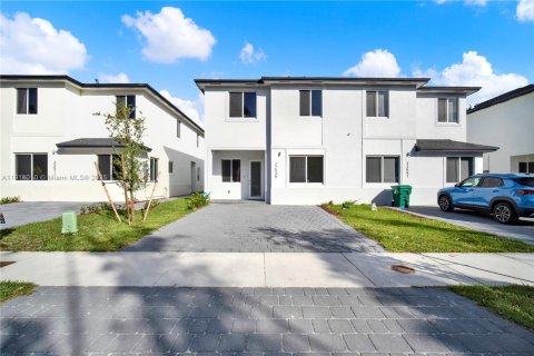 Townhouse in Miami, Florida 5 bedrooms № 1972018