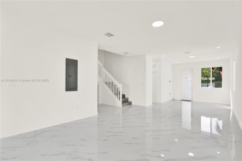 Townhouse in Miami, Florida 5 bedrooms № 1972018 - photo 9