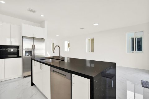Townhouse in Miami, Florida 5 bedrooms № 1972018 - photo 16
