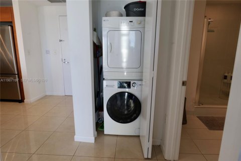 Купить кондоминиум в Майами, Флорида 1 спальня, 70.14м2, № 2056973 - фото 14