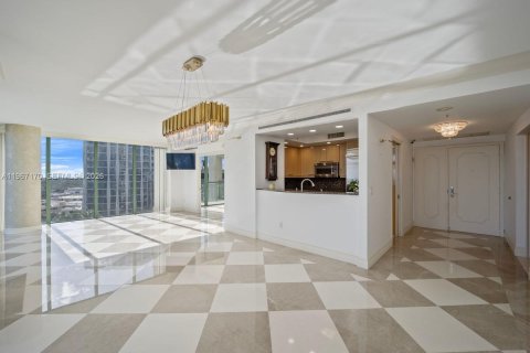 Condo in Miami, Florida, 3 bedrooms  № 2052989 - photo 2