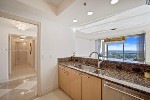 Condo in Miami, Florida, 3 bedrooms  № 2052989 - photo 5