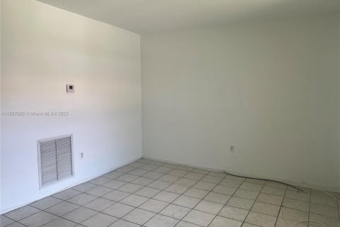 Снять в аренду виллу или дом в Хомстед, Флорида 1 спальня, 60.39м2, № 1882346 - фото 6