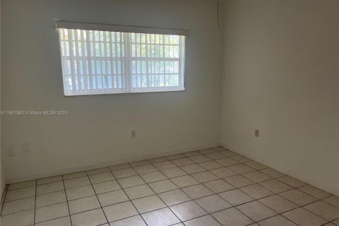 Снять в аренду виллу или дом в Хомстед, Флорида 1 спальня, 60.39м2, № 1882346 - фото 12