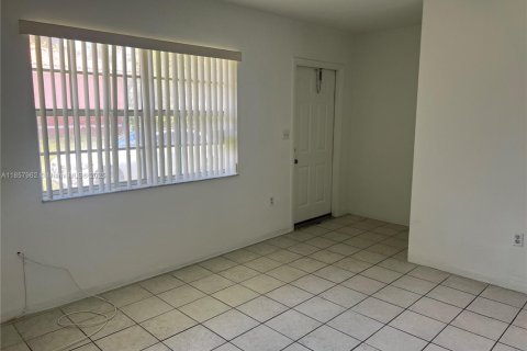 Снять в аренду виллу или дом в Хомстед, Флорида 1 спальня, 60.39м2, № 1882346 - фото 5