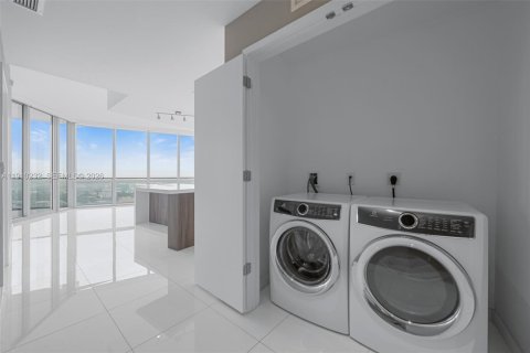 Condo in Miami, Florida, 1 bedroom  № 2053058 - photo 11