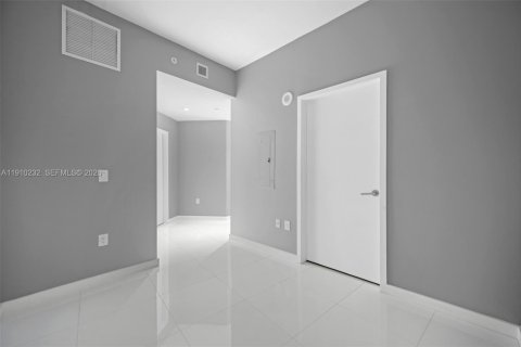 Condo in Miami, Florida, 1 bedroom  № 2053058 - photo 15