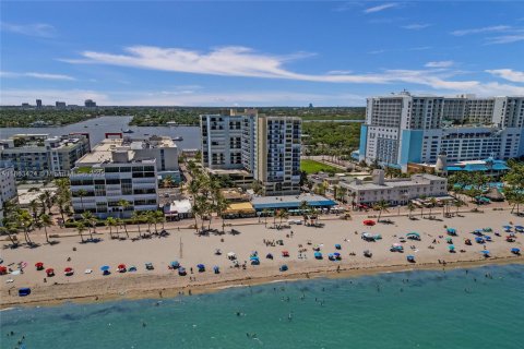 Condominio en venta en Hollywood, Florida, 1 dormitorio, 77.11 m2 № 1889850 - foto 2