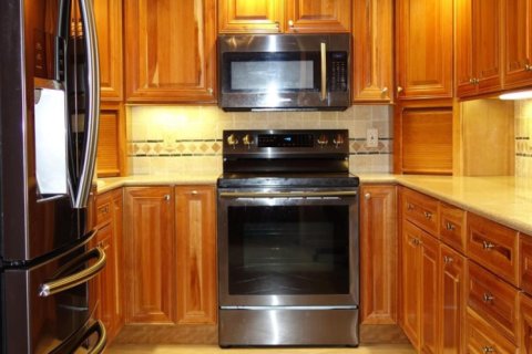 Condo in Pompano Beach, Florida, 3 bedrooms № 2249548 - photo 11