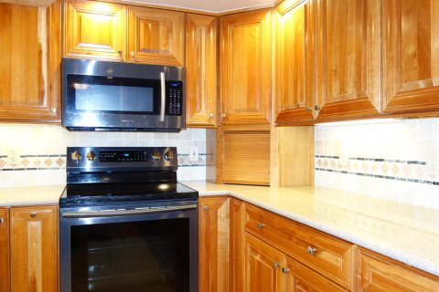 Condo in Pompano Beach, Florida, 3 bedrooms № 2249548 - photo 9
