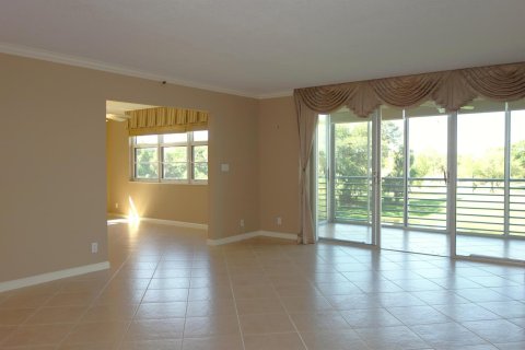 Condo in Pompano Beach, Florida, 3 bedrooms № 2249548 - photo 16