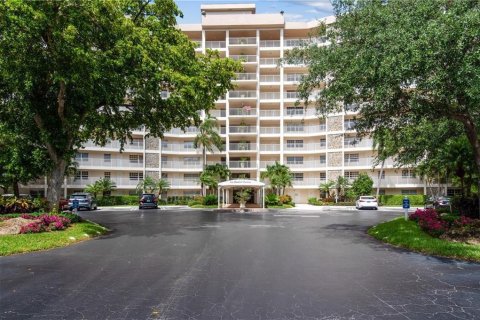 Condo in Pompano Beach, Florida, 3 bedrooms № 2249548 - photo 10