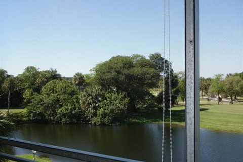 Condo in Pompano Beach, Florida, 3 bedrooms № 2249548 - photo 4