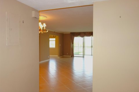 Condo in Pompano Beach, Florida, 3 bedrooms № 2249548 - photo 6