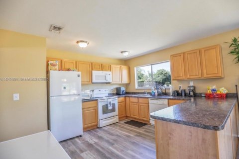 House in Port St. Lucie, Florida 3 bedrooms, 109.25 sq.m. № 2038725 - photo 8